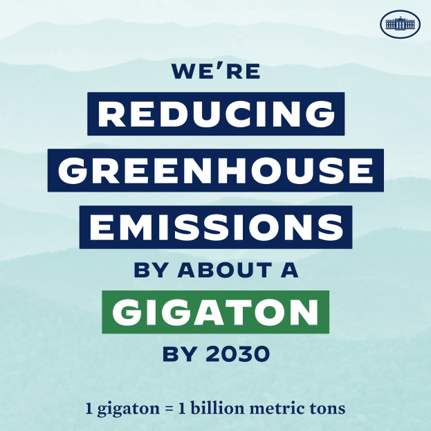 Plakat mit Text und Logo, das 'Wir reduzieren die Treibhausemissionen um etwa eine Gigatonne bis 2030' verkündet und für die Reduzierung der Treibhausgase bis 2030 wirbt.