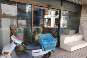 Freiburg: Taschendiebe auf Rollerbrettern klauen Taschen aus Fahrradkörben