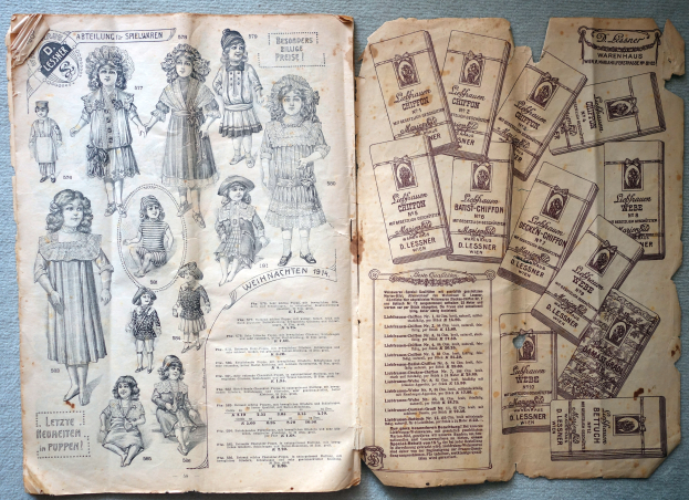 Ein aufgeschlagenes Buch mit Bildern von Kindern und Puppen auf einer blauen Oberfläche, das einen Blick in die Vergangenheit gewährt.