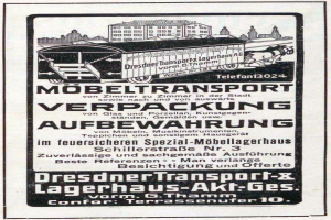 Werbung mit einem Zug mit dem Text "Dresdner Transport & Lagerhaus-Akt-Ges" und Gebäuden im Hintergrund.