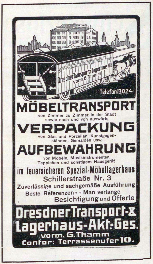 Werbung mit einem Zug mit dem Text "Dresdner Transport & Lagerhaus-Akt-Ges" und Gebäuden im Hintergrund.