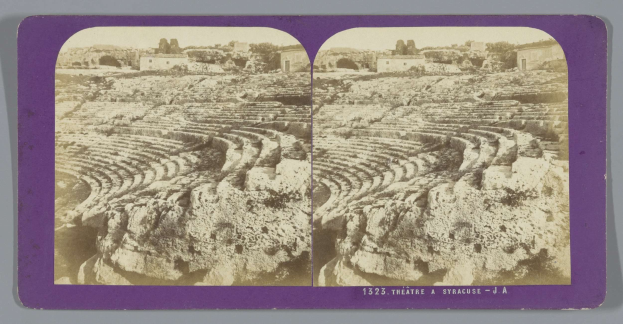 Schwarze und weiße stereoskopische Ansichten eines antiken Amphitheaters in Syrakus, das Sitzreihen, umgebende Strukturen, Bäume und Himmel zeigt, mit sichtbarem Text.