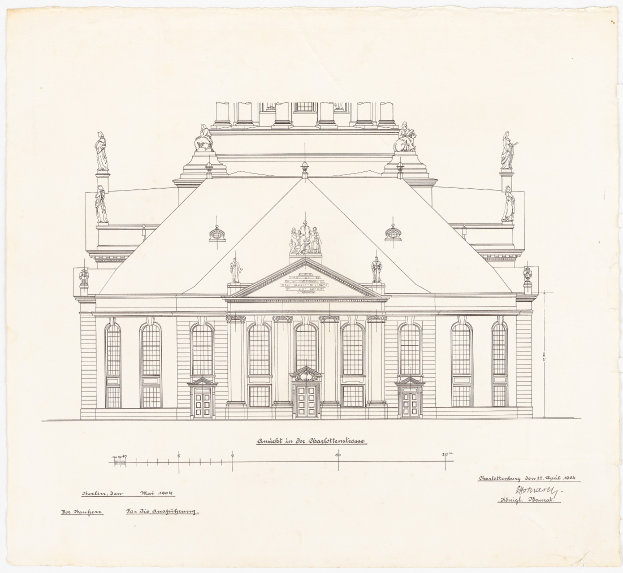 Schwarz-weiß-Zeichnung der Schlosshof-Fassade in Dresden, Deutschland, mit zahlreichen Fenstern und Statuen auf dem Gebäude, auf einem Papier mit handgeschriebener Text.