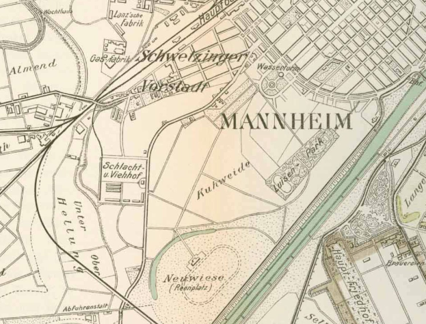 Ein detaillierter alter Stadtplan von Mannheim, Deutschland, der Straßen, Gebäude, Sehenswürdigkeiten und Entfernungen in Blau-, Grün- und Gelbtönen zeigt.