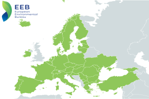 Eine Europakarte mit verschiedenen Gr├╝ntonungen, die unterschiedliche Regionen darstellen, und dem Logo des European Environmental Bureau in der linken oberen Ecke.