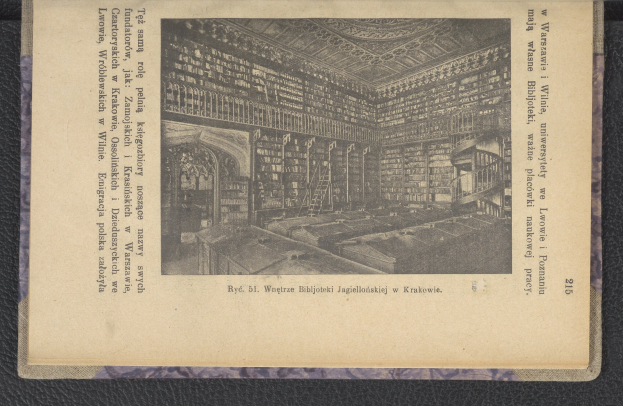 Ein altes Buch mit einem Einband, der eine Illustration einer gut bestückten Bibliothek zeigt.