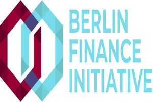 Das Logo der Berlin Finance Initiative zeigt einen blauen Kreis mit weißer Umrandung und einem weißen 'B' in der Mitte, umgeben von einem weißen Ring mit blau-weißem Karomuster, alles vor einem weißen Hintergrund mit den Worten 'Berlin Finance Initiative' in fetter schwarzer Schrift.