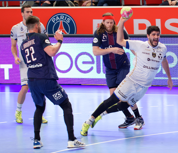 Männer spielen Handball auf einem Feld während eines Spiels zwischen Paris Saint-Germain und Marseille bei der Futsal-Weltmeisterschaft 2019.