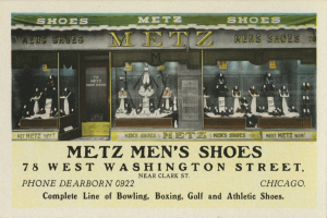 Schwarz-weiß-Postkarte eines Geschäfts mit der Aufschrift "Metz Men's Shoes", in dessen Schaufenster Schaufensterpuppen zu sehen sind und Text an den Wänden.