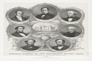 Ein Schwarz-Weiß-Foto einer Gruppe von Männern in Anzügen und Krawatten mit einem Gebäude im Hintergrund und einem Text unten, der "Medizinische Fakultät der Universität New York und die Gründer des Medizinischen Departments" lautet.
