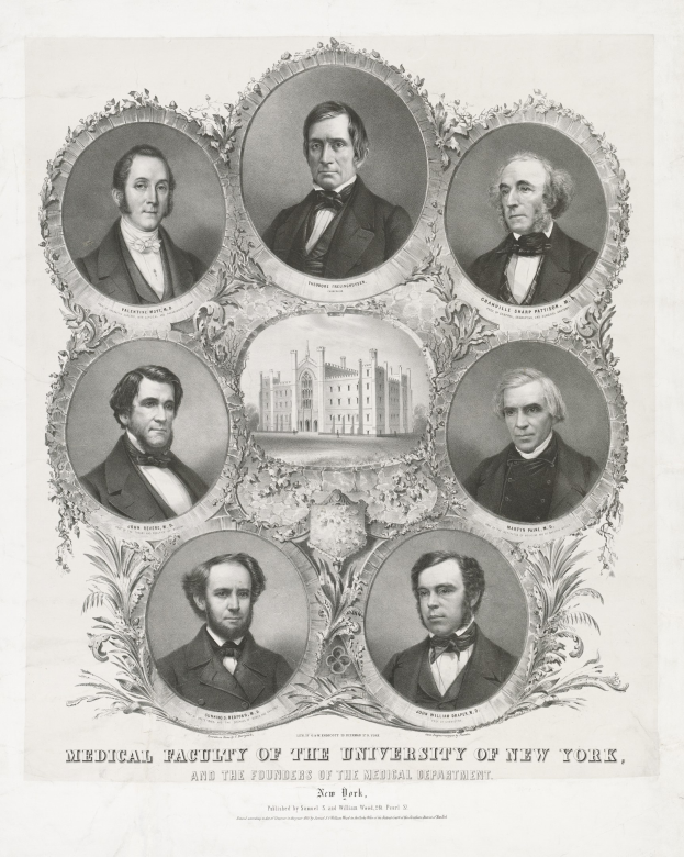 Ein Schwarz-Weiß-Foto einer Gruppe von Männern in Anzügen und Krawatten mit einem Gebäude im Hintergrund und einem Text unten, der "Medizinische Fakultät der Universität New York und die Gründer des Medizinischen Departments" lautet.