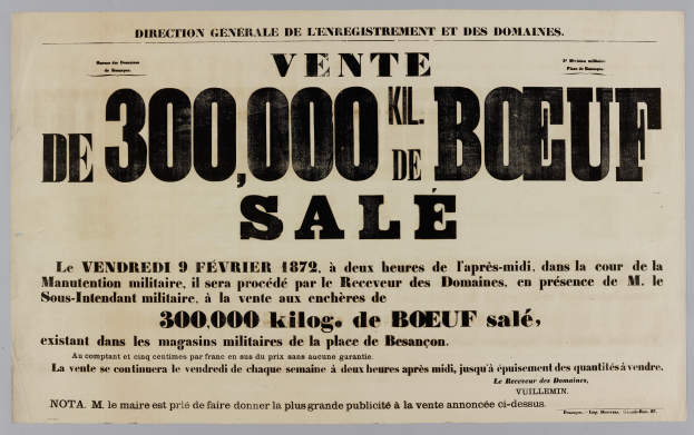 Alte Werbetafel mit der Aufschrift "Vente de 300,000 Kil Kil de Boeuf Sale" auf einem Wandhintergrund.