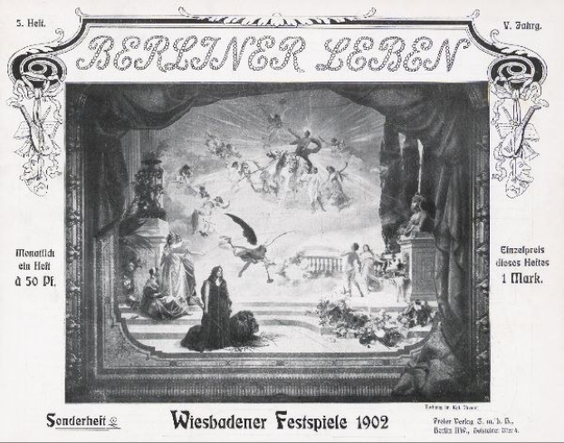 Schwarzes und weißes Foto einer Bühne von den 1902er Wiesbadener Festspielen, das Darsteller in traditioneller deutscher Kleidung und ein jubelndes Publikum im Hintergrund zeigt.