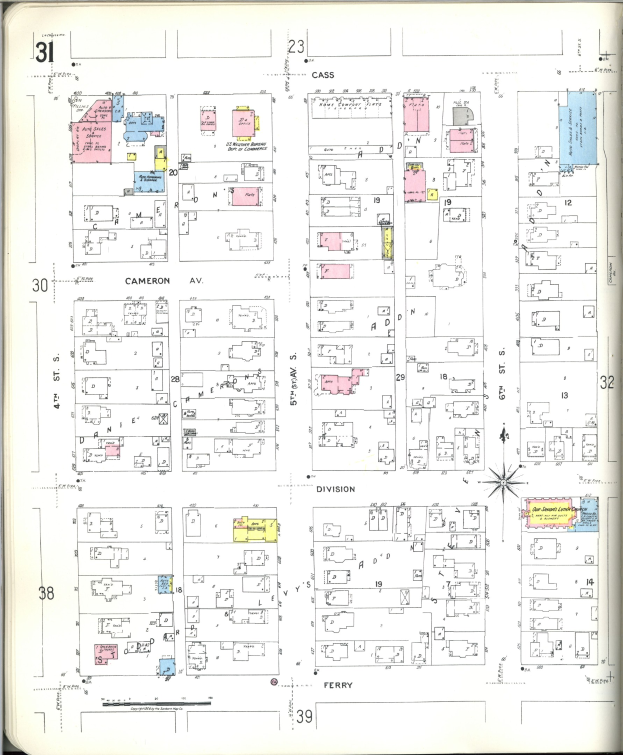 Ein altes Buch mit einer Stadtkarte aus den 1920er Jahren auf dem Cover, das Straßen, Gebäude, Parks und Sehenswürdigkeiten zeigt, begleitet von Texten zur Stadtplanung.