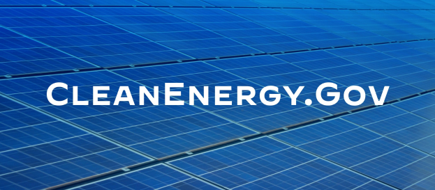 Ein blaues Solarpaneel mit der weißen Schrift "Clean Energy Gov" in der Mitte, angeordnet in einem Gittermuster.