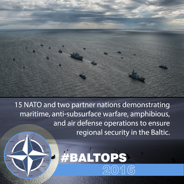 Eine Gruppe von Schiffen auf dem Wasser unter einem bewölkten Himmel, mit Text und einem Logo unten, das eine NATO-Meerübung mit 15 Mitgliedstaaten und zwei Partnerländern in der baltischen Region anzeigt.