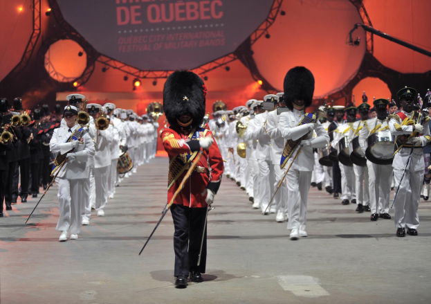 Eine Gruppe uniformierter Musiker marschiert während der Eröffnungszeremonie des Montreal International Festival of Military Bands.