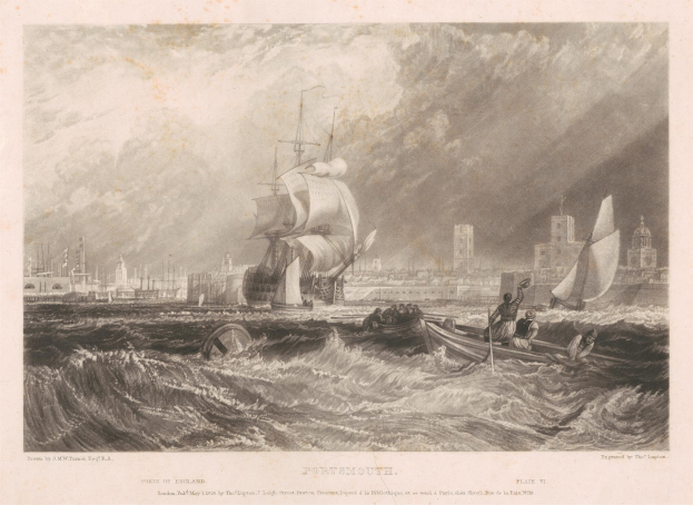 Eine Gravur eines Schiffs, das in der Nähe von Portsmouth, England, auf dem Ozean segelt, mit Menschen an Bord, Gebäuden im Hintergrund und einem bewölkten Himmel, betitelt mit "Portsmouth, England von Thomas Rowlandson".