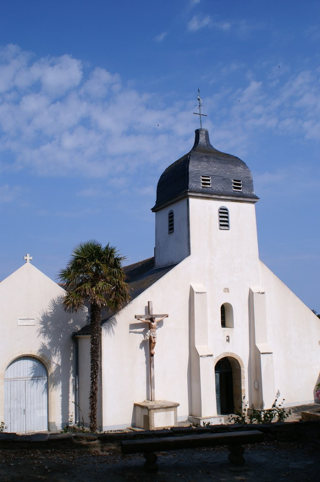 Eine Kirche ist in der Mitte des Bildes.