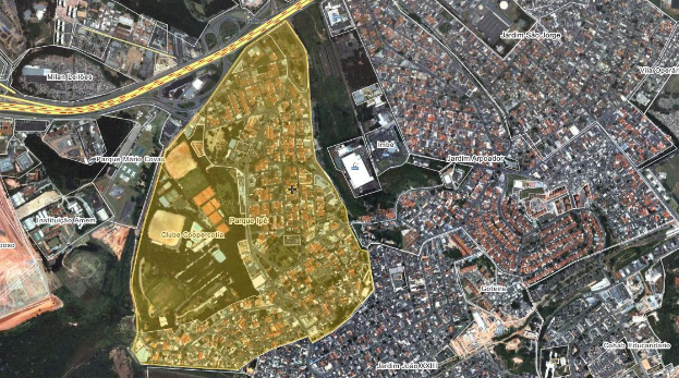 Luftaufnahme einer Stadt mit Gebäuden, Straßen, Bäumen und Gras, mit einer zentralen Karte eines geplanten Baugebiets.