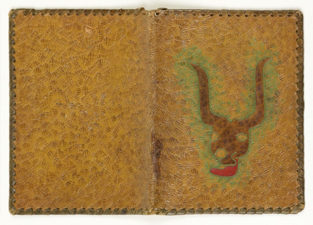 Braunes Lederportemonnaie mit einem aufgemalten Stierkopf auf weißem Hintergrund.