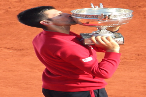 Novak Djokovic hält den French-Open-Pokal und feiert nach seinem Sieg gegen Rafael Nadal im Finale der Herren-Einzel.