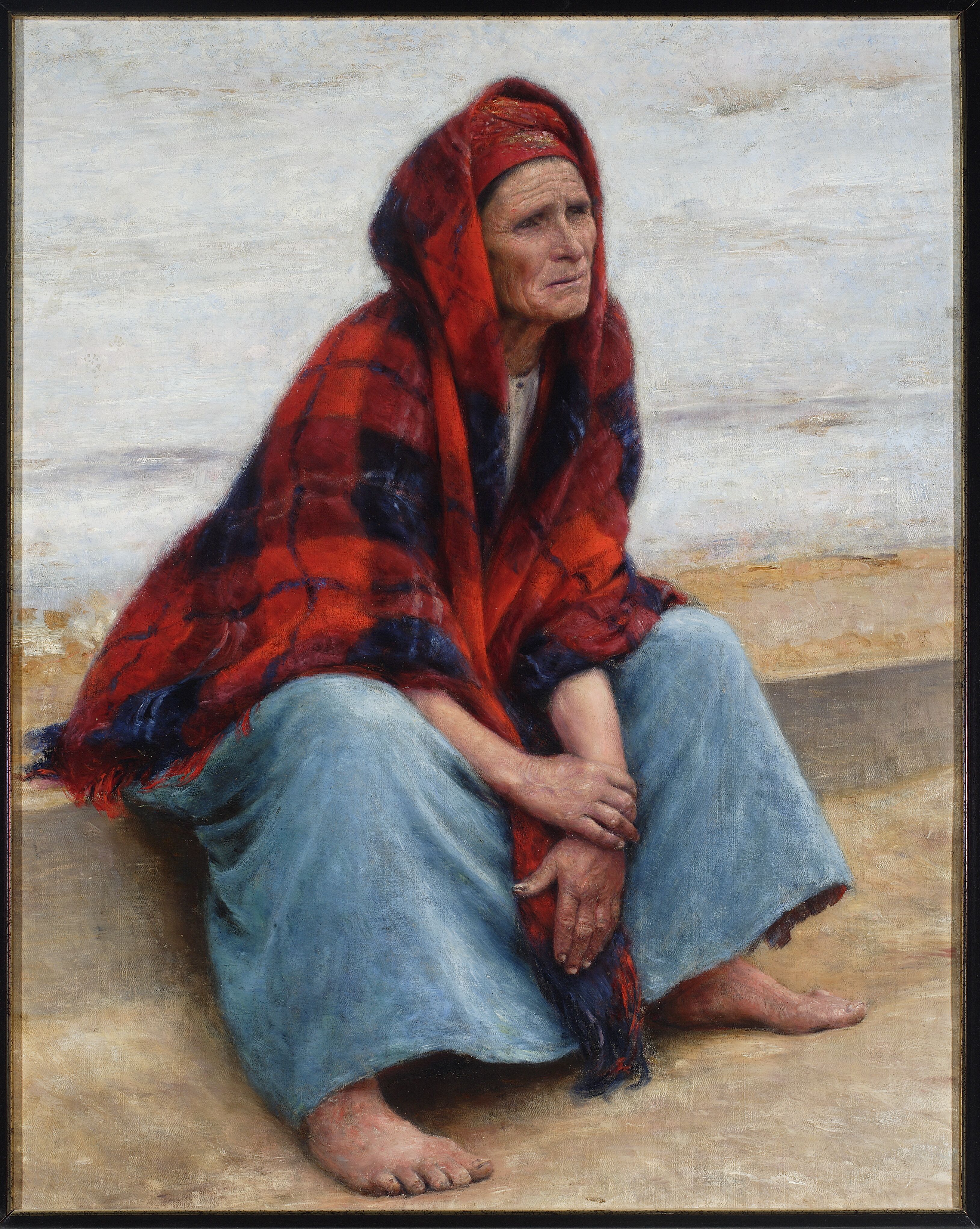 Eine alte Frau sitzt am Strand bei Sonnenuntergang, trägt ein helles Kleid mit einem Dutt, hat die Augen geschlossen und die Hände im Schoß gefaltet, eingerahmt in einem Foto Rahmen.