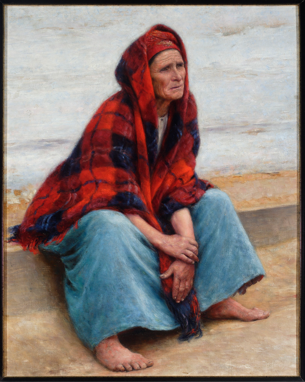 Eine alte Frau sitzt am Strand bei Sonnenuntergang, trägt ein helles Kleid mit einem Dutt, hat die Augen geschlossen und die Hände im Schoß gefaltet, eingerahmt in einem Foto Rahmen.