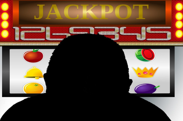 Ein Mann, der an einem Spielautomaten spielt, mit "Jackpot" angezeigt, umgeben von einer Tafel mit Text und Obstbildern, die auf ein Online-Casinospiel hinweisen.