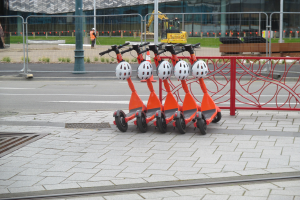 Kontrollen: Schaulustige in Bad Kreuznach zeigen Solidarität mit E-Scooter-Fahrer