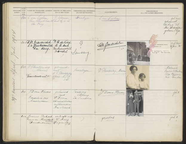 Offenes Buch mit einem Schwarz-Weiß-Familienfoto auf der linken Seite und Text und zusätzlichen Bildern auf der rechten Seite.