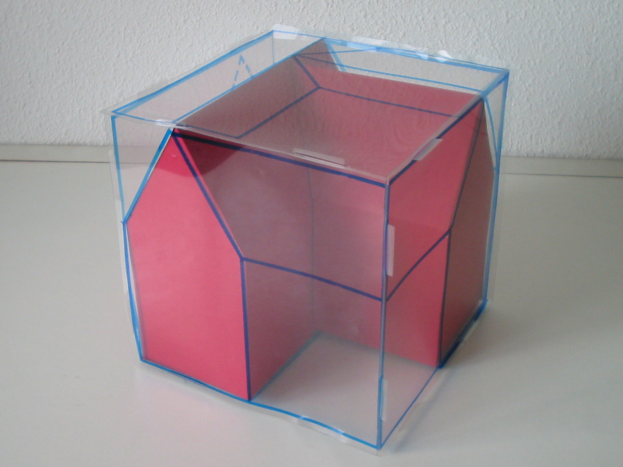 Ein rosafarbener und blauer Wahlkasten mit offenem Deckel auf einem weißen Tisch