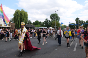 Teletubbies tanzen für LGBTQ+-Rechte auf der Canva Beach Pride Party bei den Cannes Lions