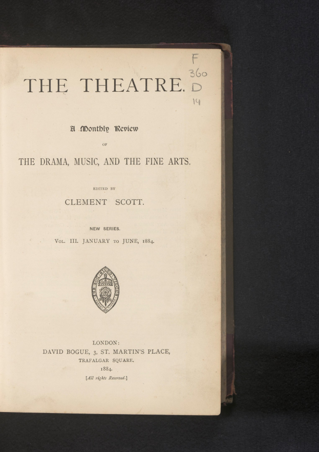 Offenes Buch mit dem Titel "The Theatre: A Monthly Review of the Drama, Music, and the Fine Arts" zeigt eine Textseite mit einem Logo.