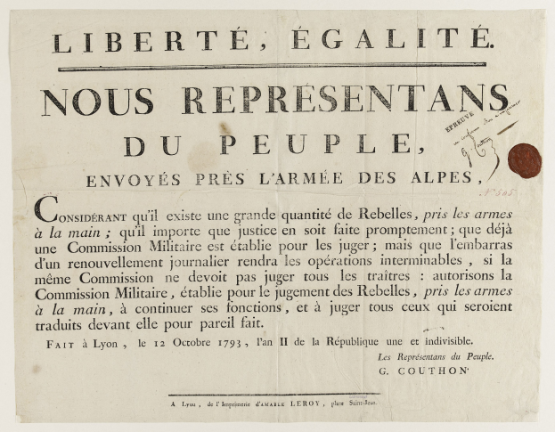 Papier mit französischem revolutionären Text "Liberté égalité nous representants du peuple" und einer Münze auf der rechten Seite.