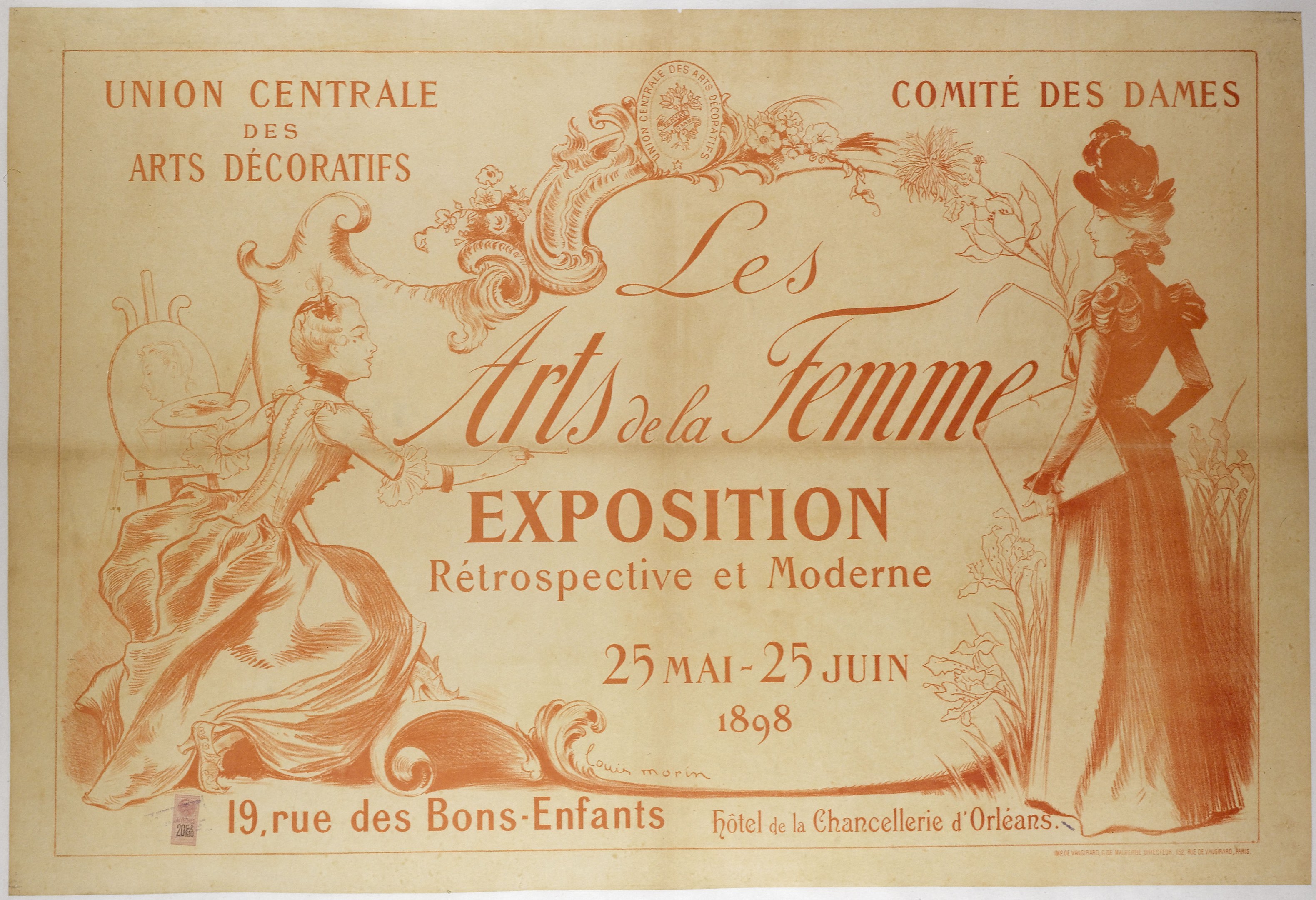 Zwei Frauen in modischer Kleidung mit gestyltem Haar stehen nebeneinander und schauen freundlich in die Kamera in einer Werbung für die Arts de la Femme Exposition mit hellblauem Hintergrund und fetter schwarzer Schrift.