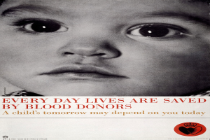 Ein Kind mit ernster Miene schaut direkt in die Kamera, umgeben von Text, der 'Jeden Tag rettet Blutspenden Leben' in fetter, schwarzer Schrift lautet.