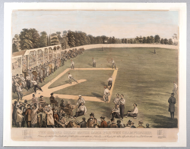 Gruppe von Menschen, die Cricket auf einem grasbewachsenen Feld mit Bäumen im Hintergrund und einem klaren blauen Himmel spielen, mit Text unten, der "Das zweite große Meisterschaftsspiel" liest.