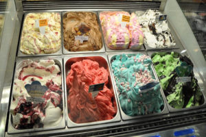 Tabletts mit verschiedenen Eissorten, jeweils mit beschrifteter Namensschilder.