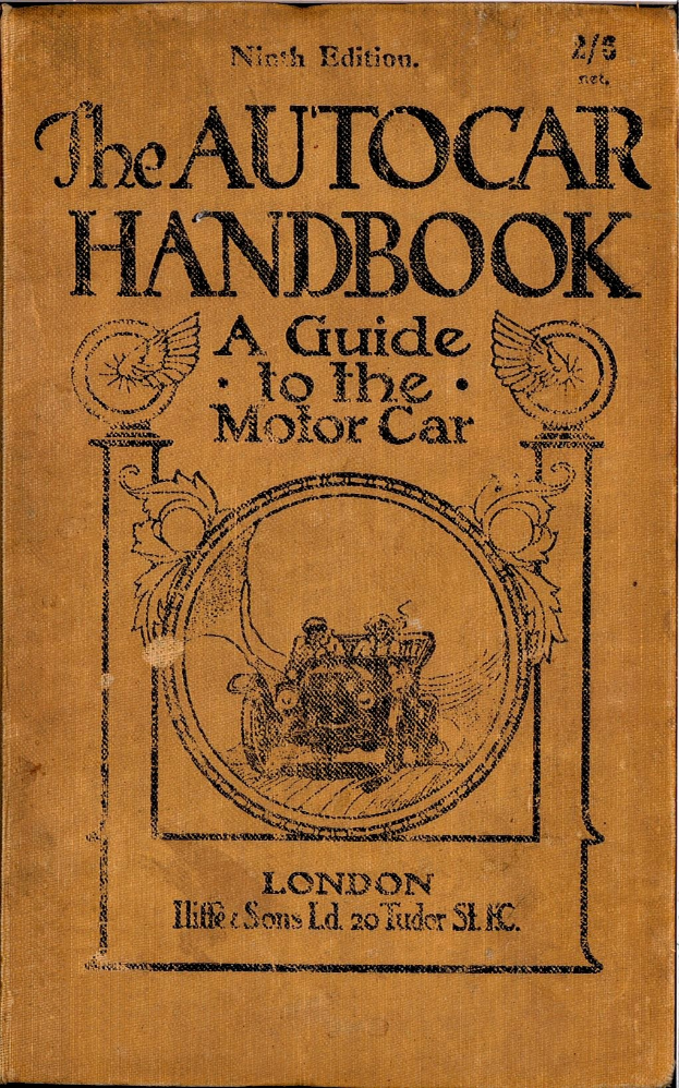 Ein altes, abgenutztes Buch mit dem Titel "Das Autocar-Handbuch: Ein Leitfaden für das Kraftfahrzeug" mit einem hellblauen Einband und weißer Schrift, das auf einer weißen Oberfläche ruht.