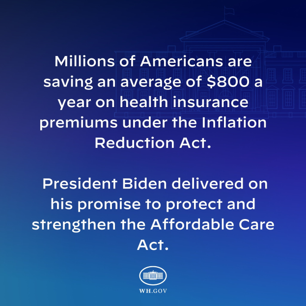 Blauer Hintergrund mit weißer Schrift, die besagt, dass Millionen von Amerikanern im Durchschnitt 800 Dollar pro Jahr an den Gesundheitsversicherungsprämien unter dem Inflation Reduction Act sparen, zentriert mit einem Logo.