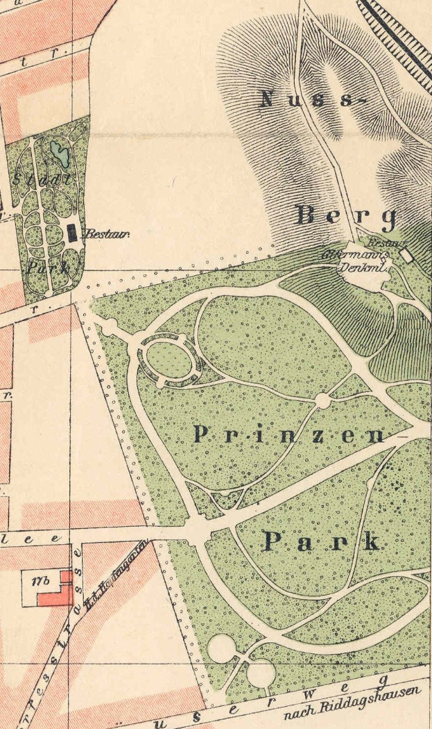 Alte detaillierte Karte von Berlin, Deutschland, die den Standort eines Parks mit Straßen, Landmarken und textuellen Informationen über den Park hervorhebt.