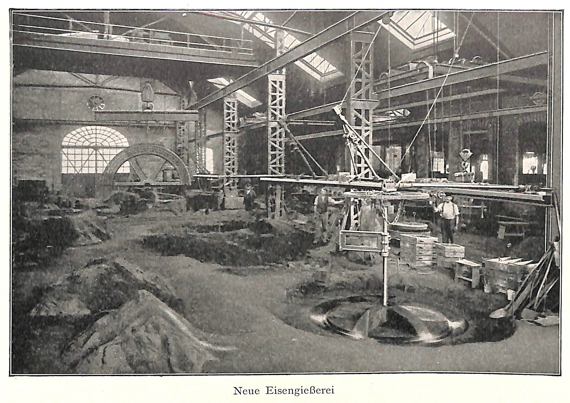 Schwarz-weiß-Fotografie eines 19. Jahrhundert deutschen Fabrikinneren mit Arbeitern, die an Maschinen arbeiten, Metallstangen und -stöcke, beschriftet mit "Neue Eisenglebeerei, die erste Fabrik in Deutschland" unten.