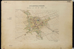Detailiertes altes Stadtplan von Staffelstein, Deutschland, mit Straßen, Gebäuden und Sehenswürdigkeiten auf einem schwarzen Hintergrund.