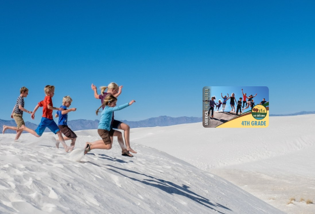 Gruppe von Kindern, die über eine weiße Sanddüne in Death Valley National Park laufen, mit Hügeln im Hintergrund und einem klaren blauen Himmel, neben einer Werbekarte auf der rechten Seite.