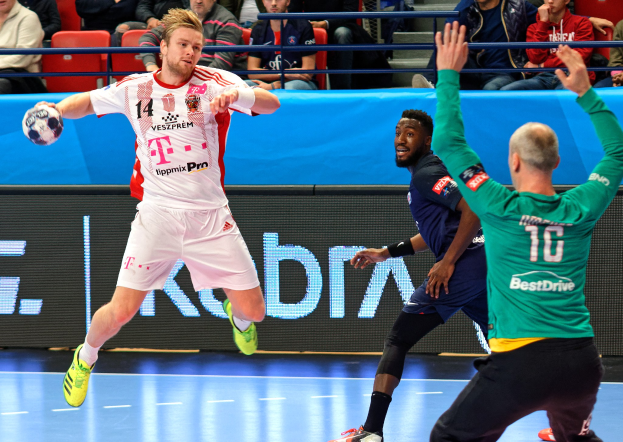 Mannschaft spielt Handball auf einem Feld während des Futsal-Weltmeisterschaftsspiels 2019 zwischen Bayern München und Paris Saint-Germain, mit Zuschauern im Hintergrund.