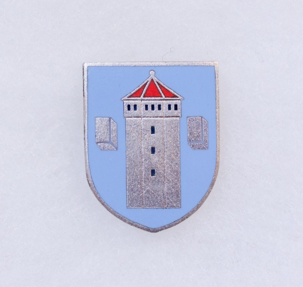Blau-weißer Emailleabzeichen mit dem Wappen von Stuttgart und einem zentralen Turm-Design auf einem weißen Hintergrund.
