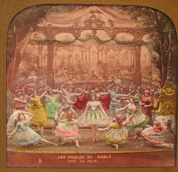 Ein Bild einer Gruppe von Menschen, die auf einer Bühne tanzen, einige in bunten Kleidern, mit Text unten.