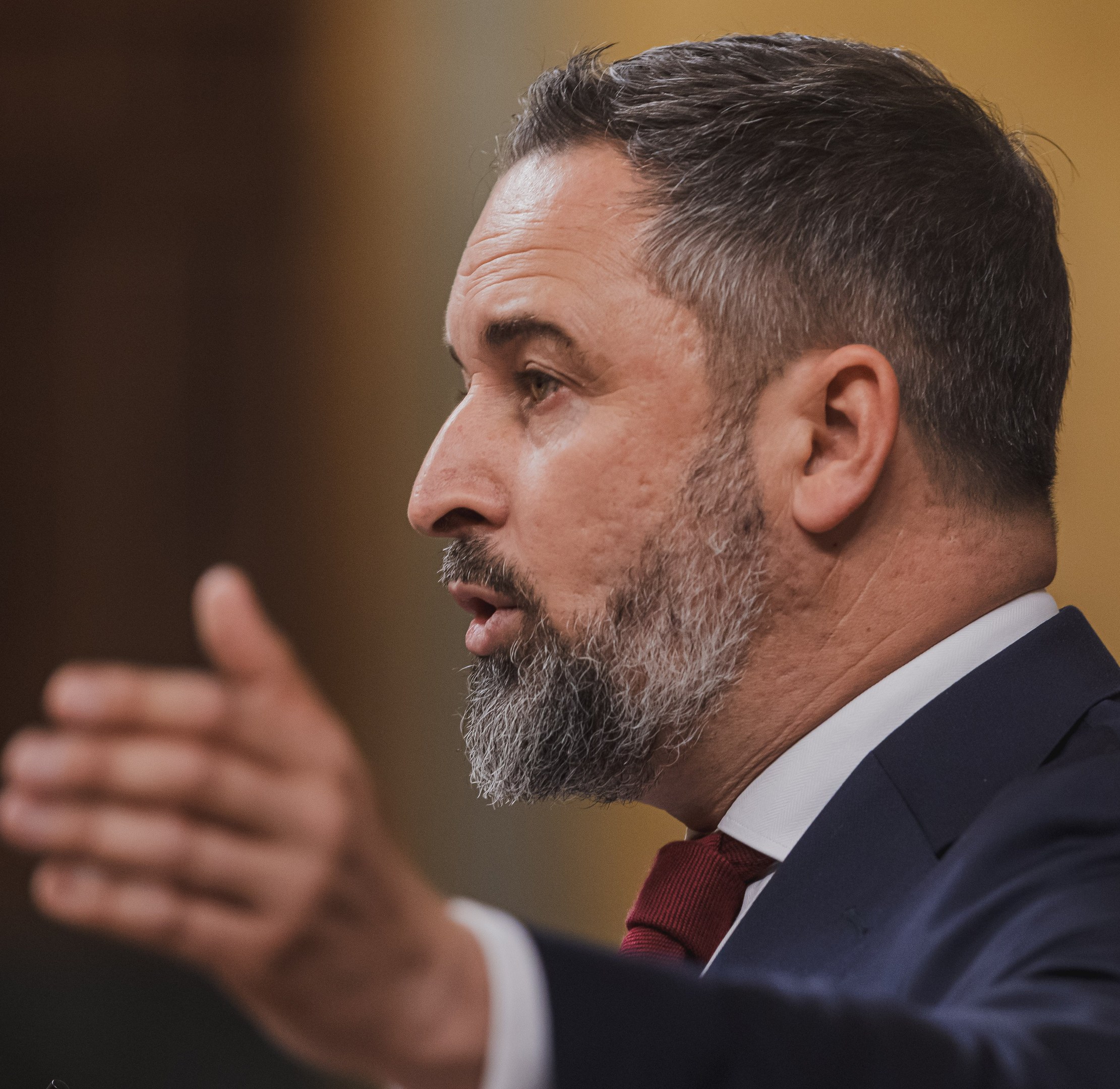 Ein Mann im Anzug und Krawatte spricht in ein Mikrofon, wahrscheinlich zur Entscheidung des Obersten Gerichtshofs über das Verbot von Außenminister Sergey Lavrov.