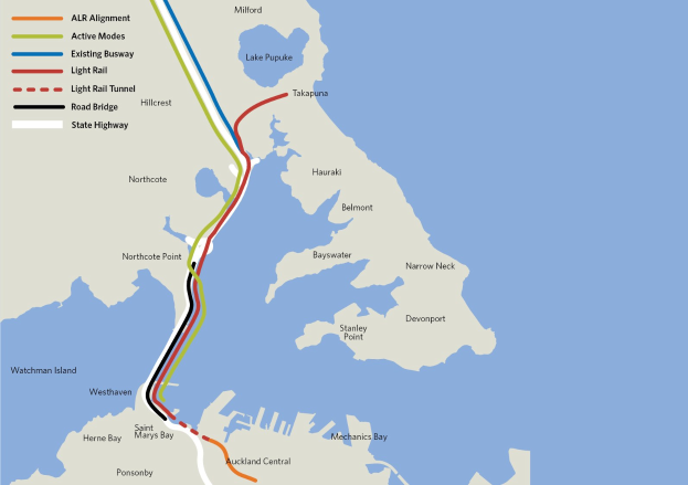 Eine detaillierte Stadtkarte mit einer roten Linie, die den geplanten Verlauf einer neuen Schienenanlage zeigt, einschließlich Haltestellen, umliegender Gebiete und Text mit zusätzlichen Routeninformationen.